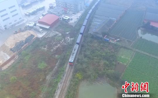 航拍下的贛歐(亞)南昌—河內(nèi)國(guó)際貨運(yùn)班列，從南昌鐵路口岸橫崗站緩緩駛出。　顏仁鴻 攝