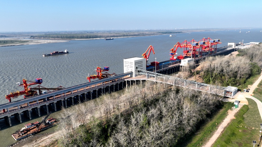碼頭各項(xiàng)配套工程正在加速施工。鄭飛華攝
