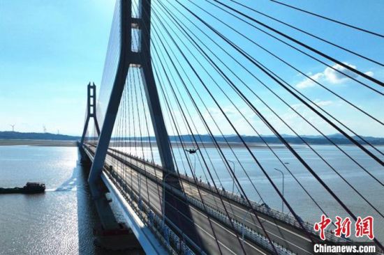 圖為無人機自主起飛為橋梁主塔“體檢”。江西省交通投資集團路網(wǎng)運營管理公司供圖